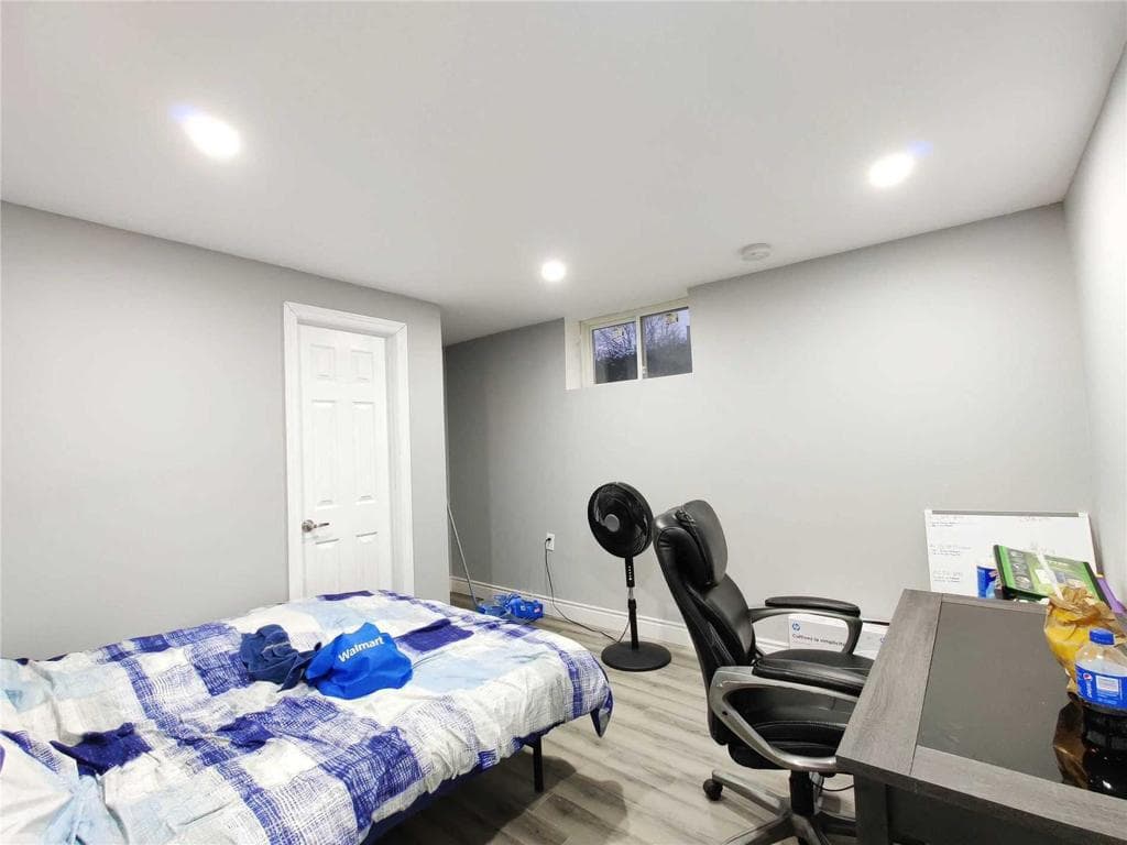 2 Rooms available upper and 2 Rooms lower available for rents, Female only